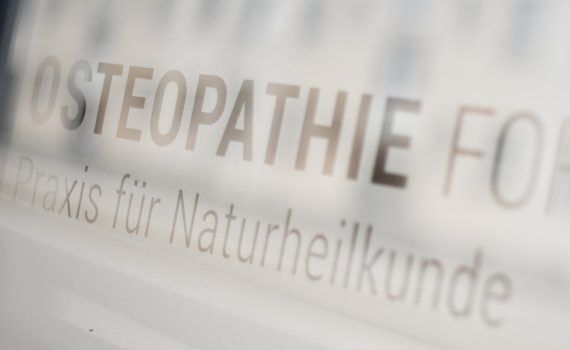 Eingangstür mit Logo von Osteopathie Fortmann Praxis für Naturheilkunde
