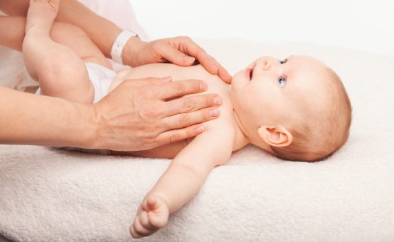 baby wir mit aufliegenden Händen von osteopathen behandelt